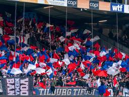 Supporters van Willem II kunnen vrijdag terecht bij het stadion om de wedstrijd te kijken (foto: Joris Verwijst/Orange Pictures).