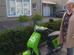 Carin Willems had veel last van de scooters op haar stoep.