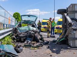 De zwaar beschadigde auto en de aanhangwagen (foto: Iwan van Dun/SQ Vision Mediaprodukties).