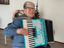 Feike is dolblij dat ze haar accordeon weer terug heeft (foto: Imke van de Laar)