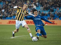 Mathijs Marschalk in duel met Bohao Wang van FC Den Bosch (foto: Vitesse Media).