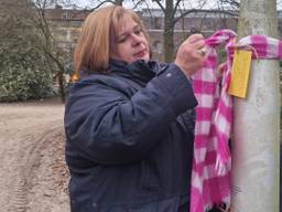 Natasja van Alphen hangt sjaals op in het Wilhelminapark.