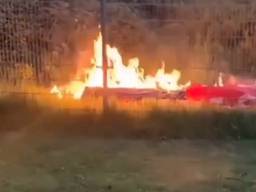 Het spandoek van Willem II ging in vlammen op (afbeelding uit twittervideo Voetbal Ultras).