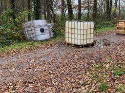 In het bos in Volkel werden vier grote vaten gevonden (foto: Tim). 