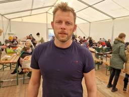Dave deelt gratis eten uit aan gevluchte Oekraïners