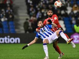 Phillipp Mwene (PSV) in duel met Adnan Januzaj (Real Sociedad) (Foto: ANP)