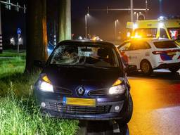 De fietser werd geraakt door een automobilist die vanaf de Baggerweg met zijn auto de Vlashoflaan in Tilburg inreed (foto: Jack Brekelmans/SQ Vision).