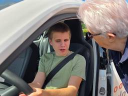 Een bijzondere rijles voor blinde en slechtziende scholieren