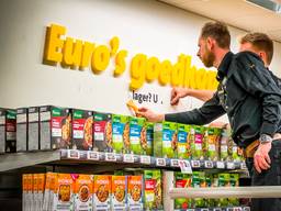 De 'laagste prijs'-slogan wordt weggehaald van een muur in een Jumbo-filiaal (foto: SQ Vision).