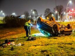 Auto crasht naast N2 Veldhoven