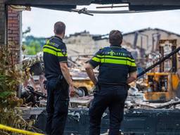 Agenten kijken naar de resten van het megalab aan de Mariabaan bij Wouwse Plantage (foto: Christian Traets/SQ Vision Mediaprodukties).