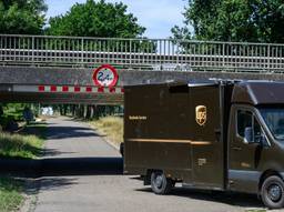 UPS bus rijdt tegen te lage brug (foto: Tom van der Put / Persbureau Heitink).