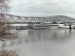 Nieuwe poging geslaagd: superjacht is spoorbrug bij Hedel gepasseerd