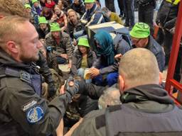 Klimaatactivisten weggehaald uit vertrekhal Eindhoven Airport