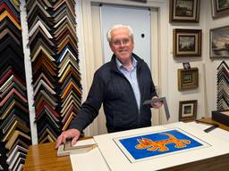 Jos (82) maakt al 47 jaar schilderijlijsten en wil het ambacht graag doorgeven (foto: Megan Hanegraaf).