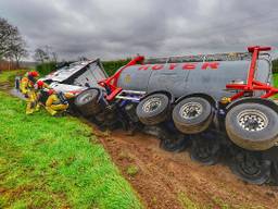 De tankwagen belandde in een sloot (foto: Rico Vogels / SQ Vision).