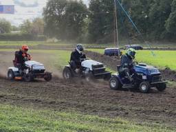 De waaghalzen halen op de grasmaaier een snelheid van bijna honderd kilometer per uur (foto: Omroep Brabant).