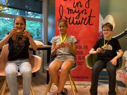 Veerle, Lisa, Frein en Antonia met hun medaille voor erfgoeddrager.