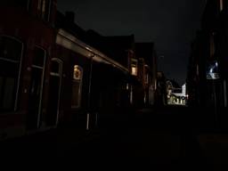 De Telefoonstraat in Tilburg moet het al weken doen zonder straatverlichting (foto: Edita Saakian).