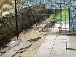 De tuinen aan de Goudbaard in Bergen op Zoom zijn flink verzakt (foto: Imke van de Laar)