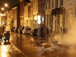 Uitgebrande fietsen op straat tijdens de rellen (foto: Bart Meesters/SQ Vision).