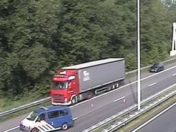 Verkeer over de vluchtstrook door een ongeluk (foto: Rijkswaterstaat).