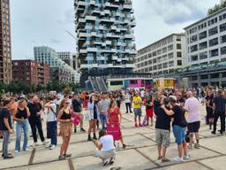 Twee weken geleden stonden mensen op het Ketelhuisplein voor Unmute Us (foto: Noël van Hooft).