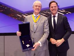 Peter Wennink met een onderscheiding uit handen van oud-premier Mark Rutte.