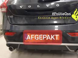 De racende man uit Utrecht moest zijn auto inleveren (foto: Facebook politie Oss).