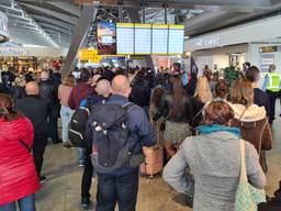 Veel reizigers turen naar de informatieborden op Eindhoven Airport in de hoop op duidelijkheid (foto: Noël van Hooft).