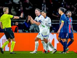 Protesten bij PSV na de gegeven strafschop tegen PSG (foto: Marcel van Dorst).