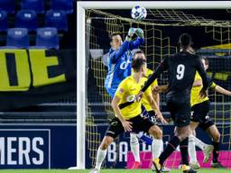 NAC-doelman Nick Olij bokst de bal weg tegen Telstar (Foto: Orange Pictures).