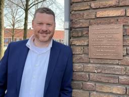 Mitchel de Vaan bij het eerbetoon aan zijn grootvader Karel Thiel (foto: Megan Hanegraaf)