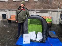 Dakloze Thomas demonstreert elke donderdagmiddag met zijn tentje op de Grote Markt in Breda.
