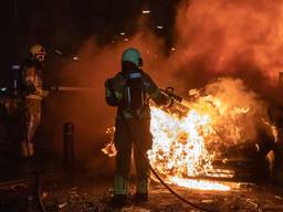 De brandweer bluste de autobranden in Veen (foto:  SQ Vision).