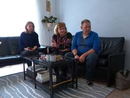 Een deel van de familie is in Boxtel herenigd, waar ze de oorlog op tv volgen. Foto: Omroep Brabant.