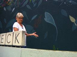 Nelly (81) is boos want een prachtige muurschildering op haar flatje moet alweer weg