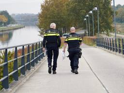 Agenten op de fietsbrug bij Dongen (foto: Jeroen Stuve/SQ Vision Mediaprodukties).