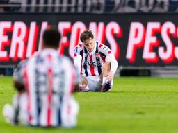 Tommy St. Jago en Ringo Meerveld zitten balend op het veld (foto: Joris Verwijst/Orange Pictures).