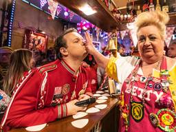 Carnaval met Jordy en Betty in het Fijnfisjenie Café