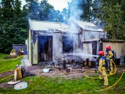 Het brandende tiny house in Eindhoven (foto: SQ Vision).