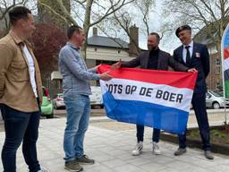 Veteranen overhandigen een 'goede' Nederlandse vlag aan ZLTO (foto: Rochelle Moes).