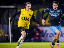 De twee doelpuntenmakers, Elías Már Ómarsson (NAC) en Juho Talvitie (Heracles, rechts), jagen op de bal (foto: Orange Pictures).