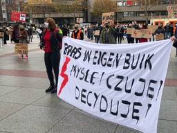 Demonstratie tegen abortuswet in Polen op het Stadhuisplein in Polen (Foto: Jan Waalen). 