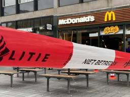 De McDonald's-zaak en de directe omgeving werden afgesloten (foto: Rijnmond).