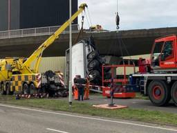 De berging van de vrachtwagen die van het viaduct op de A4 reed (foto: Rijkswaterstaat).