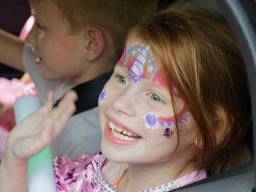 Vajènne in de auto tijdens haar opkikkerdag (Foto: Stichting de Opkikker).