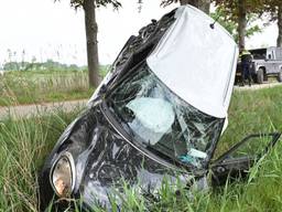 De politie heeft vrijdag na een ongeluk in Breda de bestuurder van een wagen mee naar het bureau genomen. Hij was mogelijk onder invloed. De auto was rond halftwaalf 's morgens door nog onbekende oorzaak op de Rithsestraat van de weg geraakt en in een slo