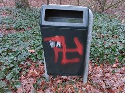 Hakenkruis en bekladdingen met graffiti in Bospark Bakel ontdekt