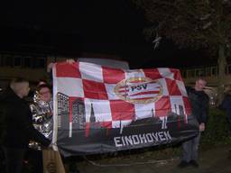 Vlag gestolen bij gedenkplek, supporters PSV zorgen voor een nieuwe